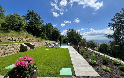 Villa Luana: Jardín, Césped, Paisajismo, Piscina, Patio Interior, Sombra, Yarda, Losa, Parque, Pasarela