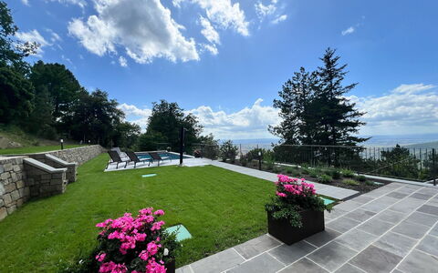 Villa Luana: Arbusto, Jardín, Cobertura Del Suelo, Césped, Losa, Paisajismo, Pasarela, Yarda, Sombra, Parque