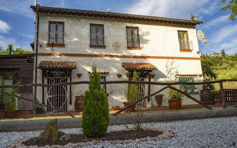 Podere Vallino: Nube, Planta, Cielo, Ventana, Edificio, Casa, Árbol, Vegetación, El Terreno Del Lote, Pared