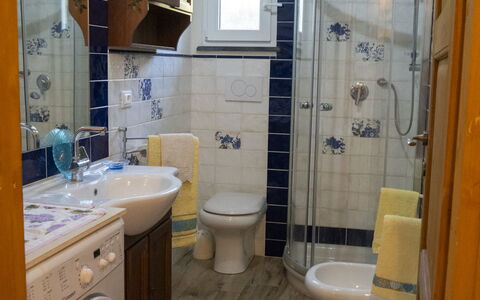 Podere Vallino: Cuarto De Lavado, Mueble De Baño, Lavabo, Propiedad, Arreglo De Tubería, Grifo, Lavabo Del Baño, Púrpura, Edificio, Baño