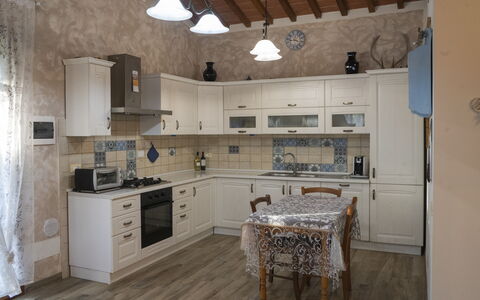 Podere Vallino: Gabinetes, Mostrador, Mueble, Propiedad, Estufa De Cocina, Madera, Cocina, Diseño De Interiores, Cajón, Aparato De Cocina