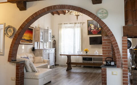 Podere Vallino: Mesa, Edificio, Madera, Sofá, Diseño De Interiores, Marco, Silla, Suelo, Sala, Casa