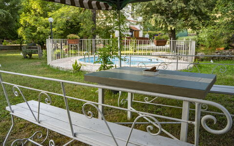 Podere Vallino: Planta, Banco Al Aire Libre, Sombra, Árbol, Mueble Para Exteriores, Edificio, Diseño Urbano, Ocio, Hierba, Bienes Raíces