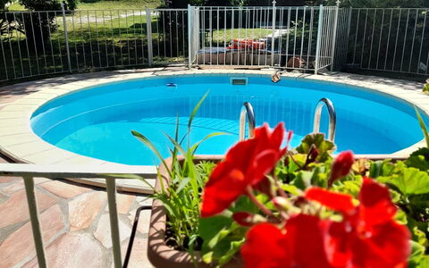 Podere Vallino: Agua, Flor, Planta, Edificio, Piscina, Maceta, Árbol, Azur, Botánica, Cerca