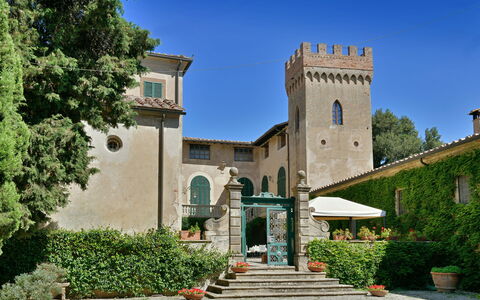 Torre Di Montelopio: Planta, Cielo, Propiedad, Ventana, Edificio, Árbol, Bienes Raíces, Fachada, Ciudad, Casa