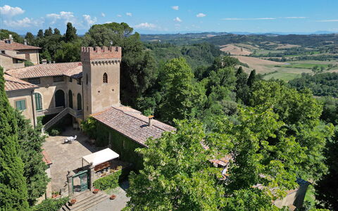 Torre Di Montelopio: Nube, Edificio, Cielo, Ventana, Árbol, Planta, Vegetación, Tierras Altas, Paisaje Natural, Paisaje