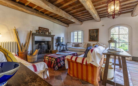 La Casa Dei Limoni, Camaiore, Pet Friendly, Wifi: Propiedad, Marco, Ventana, Mesa, Edificio, Madera, Diseño De Interiores, Suelo, Piso, Haz