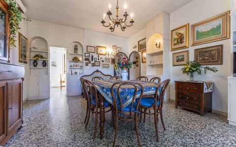 Casa Vacanza Mais - Camaiore, Toscana: Mesa, Marco, Propiedad, Mueble, Silla, Gabinetes, Encendiendo, Diseño De Interiores, Madera, Suelo