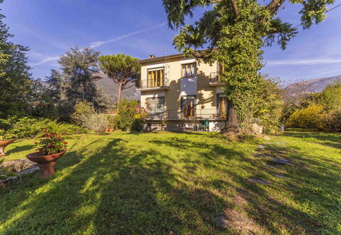 Casa Vacanza Mais - Camaiore, Toscana: Planta, Cielo, Nube, Propiedad, Ventana, Edificio, Paisaje Natural, Árbol, El Terreno Del Lote, Casa