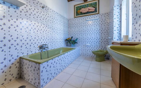 Casale Il Farro - Camaiore, Toscana: Arreglo De Tubería, Propiedad, Bañera, Verde, Baño, Grifo, Púrpura, Lavabo, Alcachofa De La Ducha, Arquitectura