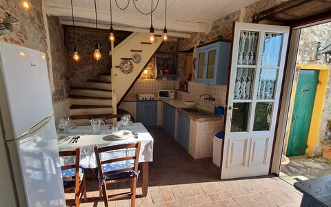 Borgo Bucatra Tramonto: Propiedad, Mesa, Madera, Silla, Diseño De Interiores, Suelo, Piso, Cocina, Puerta, Gabinetes