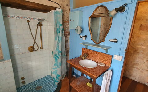 Borgo Bucatra Tramonto: Espejo, Arreglo De Tubería, Propiedad, Lavabo, Grifo, Alcachofa De La Ducha, Baño, Azur, Panel De Ducha, Diseño De Interiores