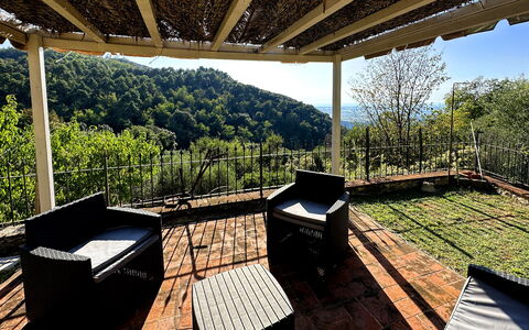 Borgo Bucatra Tramonto: Planta, Propiedad, Edificio, Cielo, Sombra, Madera, Botánica, Porche, Diseño De Interiores, Árbol