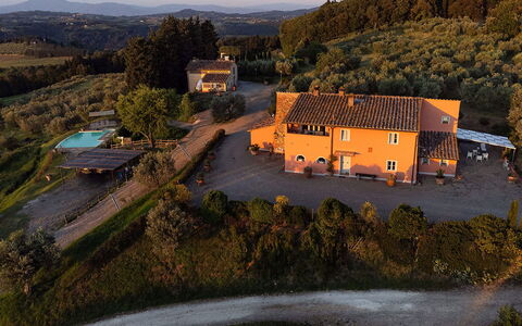 Villa Botinaccio: Edificio, Planta, Propiedad, Cielo, Ventana, Árbol, Casa, Paisaje Natural, El Terreno Del Lote, Arquitectura