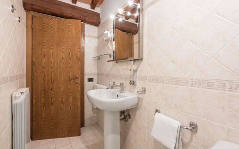 Le Masse - Greve In Chianti, Toscana: Marrón, Espejo, Grifo, Lavabo, Arreglo De Tubería, Propiedad, Lavabo Del Baño, Baño, Púrpura