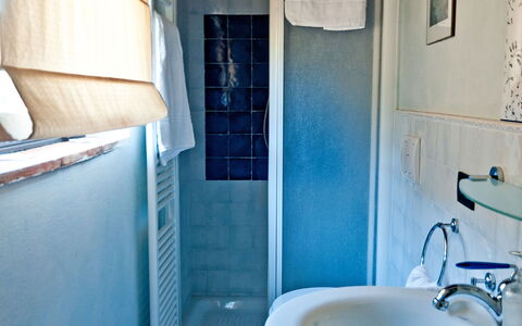 Cottage Botinaccio: Grifo, Lavabo, Arreglo De Tubería, Propiedad, Azul, Azur, Baño, Púrpura, Espejo, Lavabo Del Baño