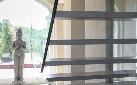 Villa Lilli & Spa: Edificio, Madera, Planta, Sombra, Suelo, Puerta, Piso, Árbol, Tintes Y Sombras, Madera Dura