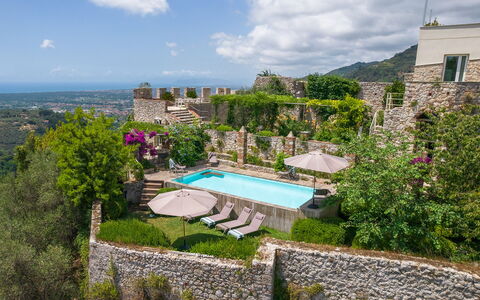 Villa Maestosa - Camaiore, Toscana: Nube, Cielo, Planta, Edificio, Tiempo De Día, Propiedad, Piscina, Árbol, Vegetación, Paisaje