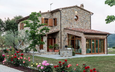 Villa Niccione: Flor, Planta, Propiedad, Edificio, Ventana, Árbol, Casa, El Terreno Del Lote, Puerta, Cielo