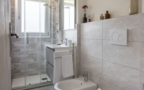 Lucca Old Town Apartment - Lucca, Toscana: Piso, Baño, Arreglo De Tubería, Diseño De Interiores, Pared, Suelo, Lavabo Del Baño, Lavabo, Baño, Grifo