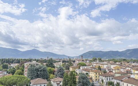 Lucca Old Town Apartment - Lucca, Toscana: Cielo, Accidentes Geográficos Montañosas, Montaña, Colina, Barrio Residencial, By, Cordillera, Nube, Asentamientos Humanos, Hill Station