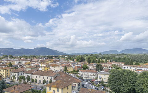 Lucca Old Town Apartment - Lucca, Toscana: Accidentes Geográficos Montañosas, Barrio Residencial, Colina, Área Urbana, Montaña, By, Paisaje, Barrio, Suburbio, Casa