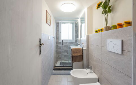 Lucca Old Town Apartment - Lucca, Toscana: Propiedad, Lavabo, Edificio, Arreglo De Tubería, Espejo, Grifo, Planta, Baño, Diseño De Interiores, Lavabo Del Baño