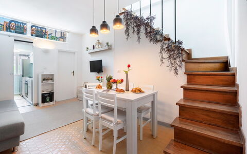 Lucca Old Town Apartment - Lucca, Toscana: Mueble, Mesa, Edificio, Planta, Sala, Naranja, Planta De Casa, Diseño De Interiores, Casa, Madera