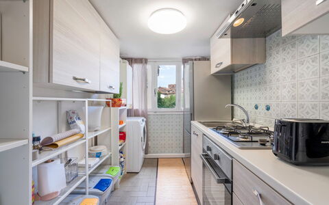 Lucca Old Town Apartment - Lucca, Toscana: Gabinetes, Propiedad, Edificio, Mostrador, Cocina, Lavabo, Electrodoméstico, Aparato De Cocina, Estante, Estufa De Cocina