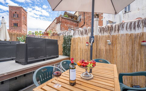 Lucca Old Town Apartment - Lucca, Toscana: Mesa, Mueble, Edificio, Propiedad, Maceta, Nube, Silla, Flor, Planta, Mueble Para Exteriores