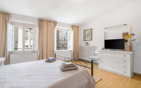 Lucca Old Town Apartment - Lucca, Toscana: Propiedad, Mueble, Edificio, Gabinetes, Comodidad, Madera, Ventana, Encendiendo, Diseño De Interiores, Cajón