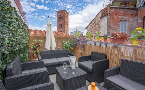 Lucca Old Town Apartment - Lucca, Toscana: Nube, Planta, Propiedad, Edificio, Mueble, Mesa, Cielo, Diseño De Interiores, Diseño Urbano, Mueble Para Exteriores