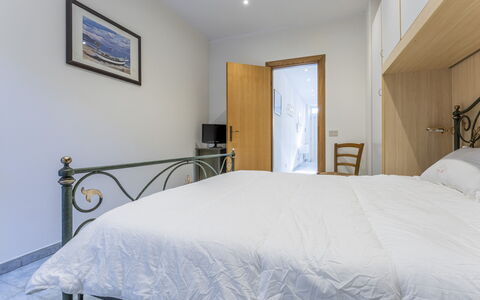 Casa Verdi,near The Beach - Viareggio, Toscana: Propiedad, Mueble, Edificio, Comodidad, Azur, Marco De La Cama, Madera, Textil, Diseño De Interiores, Lámpara