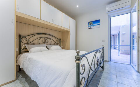 Casa Verdi,near The Beach - Viareggio, Toscana: Edificio, Propiedad, Mueble, Comodidad, Marco De La Cama, Diseño De Interiores, Gabinetes, Madera, Suelo, Cama