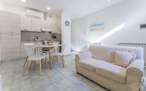 Casa Verdi,near The Beach - Viareggio, Toscana: Sofá, Mueble, Propiedad, Mesa, Madera, Diseño De Interiores, Silla, Almohada, Comodidad