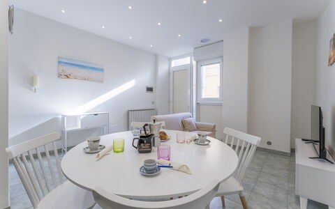 Casa Verdi,near The Beach - Viareggio, Toscana: Mesa, Mueble, Propiedad, Silla, Vajilla, Sofá, Edificio, Diseño De Interiores, Cocina Y Comedor Mesa, Casa