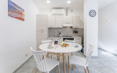 Casa Verdi,near The Beach - Viareggio, Toscana: Mesa, Mueble, Silla, Edificio, Diseño De Interiores, Cocina Y Comedor Mesa, Casa, Madera, Suelo