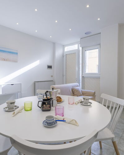 Casa Verdi,near The Beach - Viareggio, Toscana: Mesa, Mueble, Propiedad, Silla, Vajilla, Sofá, Edificio, Diseño De Interiores, Cocina Y Comedor Mesa, Casa