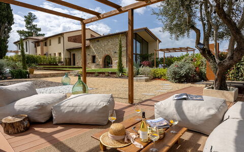 Pendolino Spereto Apartment With Pool, Montaione: Mueble, Diseño De Interiores, Silla, Casa, Jardín, Sombra, Mueble Para Exteriores, Patio Interior, Patio, Eco Hotel