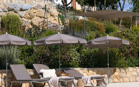 Pendolino Spereto Apartment With Pool, Montaione: Paraguas, Mueble Para Exteriores, Piscina, Recurso, Mueble, Sombra, Sunlounger, Eco Hotel, Silla, Estructura Al Aire Libre