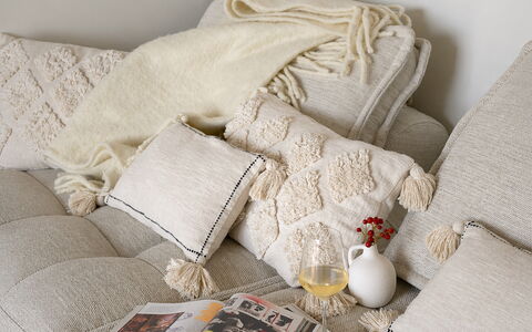 Pendolino Spereto Apartment With Pool, Montaione: Textil, Linos, Marrón, Arrojar La Almohada, Mueble, Amortiguar, Almohada, Rosado, Sofá, Sala