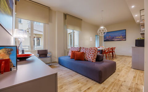 Lucy Florence Charming Modern Apartment Near Piazz: Mueble, Propiedad, Sofá, Mesa, Ventana, Madera, Naranja, Comodidad, Edificio, Diseño De Interiores