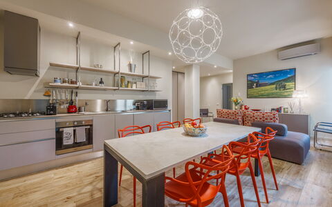 Lucy Florence Charming Modern Apartment Near Piazz: Mesa, Mueble, Propiedad, Silla, Gabinetes, Madera, Mostrador, Diseño De Interiores, Naranja, Piso