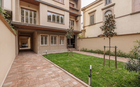 Lucy Florence Charming Modern Apartment Near Piazz: Edificio, Ventana, Propiedad, Planta, Superficie De La Carretera, Diseño Urbano, Condominio, Barrio, Barrio Residencial, Ciudad