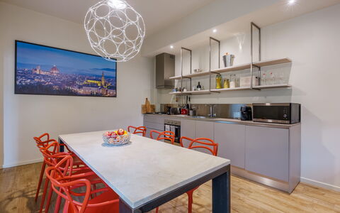 Lucy Florence Charming Modern Apartment Near Piazz: Mueble, Mesa, Propiedad, Gabinetes, Silla, Madera, Encendiendo, Mostrador, Diseño De Interiores, Piso