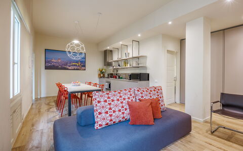 Lucy Florence Charming Modern Apartment Near Piazz: Mueble, Propiedad, Mesa, Ventana, Edificio, Diseño De Interiores, Piso, Madera, Suelo, Comodidad