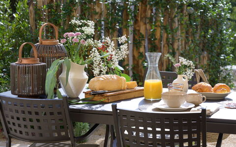 Nocellara Spereto Apartment With Pool, Montaione: Planta, Mesa, Mueble, Mesa Al Aire Libre, Mueble Para Exteriores, Árbol, Vajilla, Silla, Diseño De Interiores, Amarillo