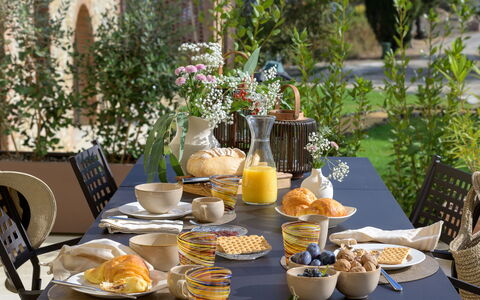 Nocellara Spereto Apartment With Pool, Montaione: Mesa, Comida, Vajilla, Mueble, Planta, Cielo, Vajilla, Silla, Manteles, Plato