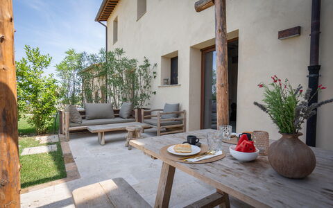 Coratina Spereto Apartment with Pool, Montaione: Planta, Edificio, Propiedad, Mesa, Mueble, Maceta, Ventana, Planta De Casa, Madera, Cielo