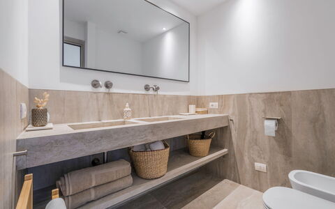 Coratina Spereto Apartment with Pool, Montaione: Espejo, Grifo, Propiedad, Lavabo, Arreglo De Tubería, Lavabo Del Baño, Baño, Diseño De Interiores, Madera, Mostrador